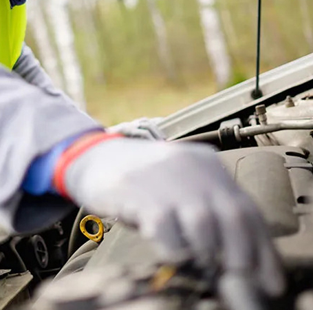 mechanic repairing the car